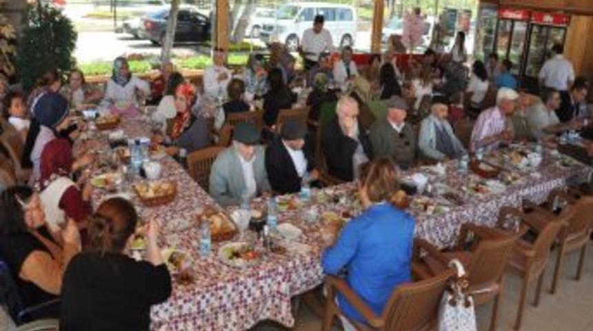 Etimesgut Huzurevi Sakinleri Mogan'da Ağırlandı