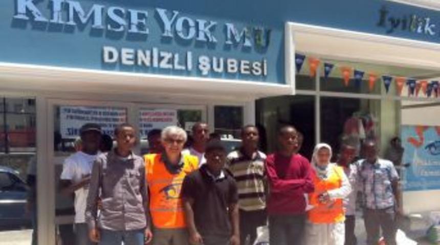 Kimse Yok Mu Derneği, Somalili &Ouml;ğrencileri Giydiriyor