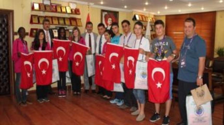 D&uuml;nya &Ccedil;ocuklarından Başkan Tuna&rsquo;ya Ziyaret