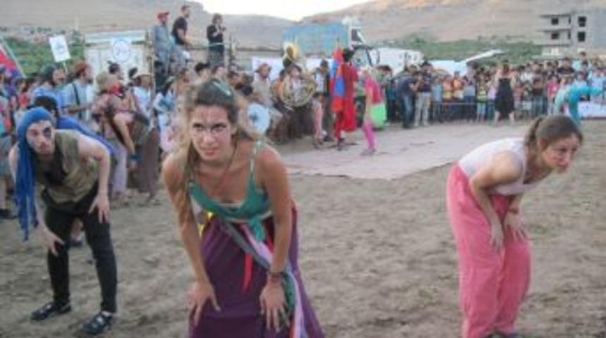 Derik&rsquo;te Sokak Sanatları Festivali D&uuml;zenlendi