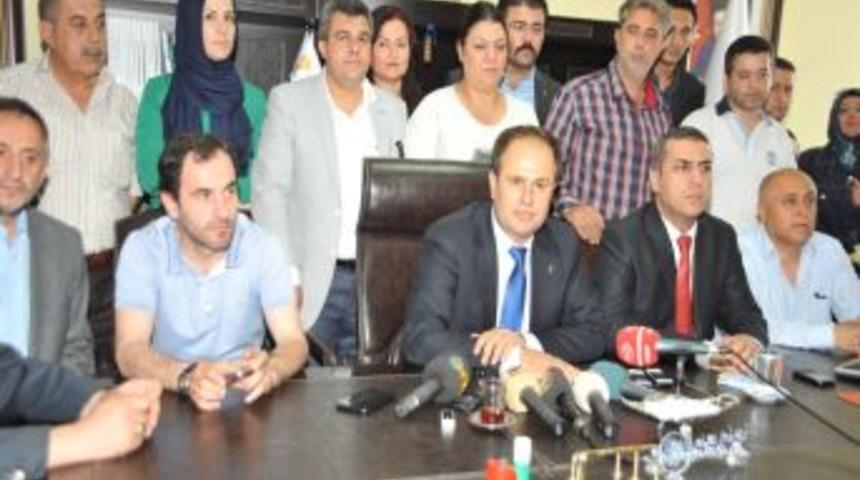 Tekbaş, AK Parti İzmir İl Başkanlığı Koltuğuna Oturdu