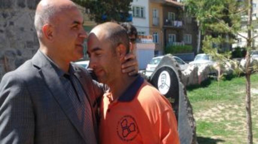 Başkan, Temizlik Iş&ccedil;isini Alnından &Ouml;pt&uuml;