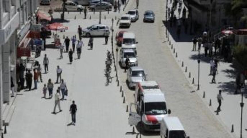 Karaman'da İsmet Paşa Caddesi&rsquo;nde Park Yasak