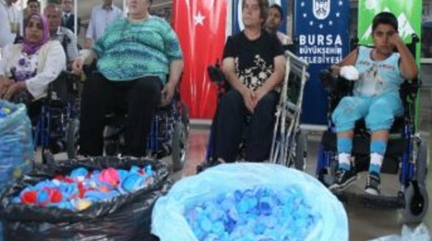 Belediye Başkanının Eşinin De Topladığı Kapaklarla 30 Engelliye Ak&uuml;l&uuml; Sandalye Alındı