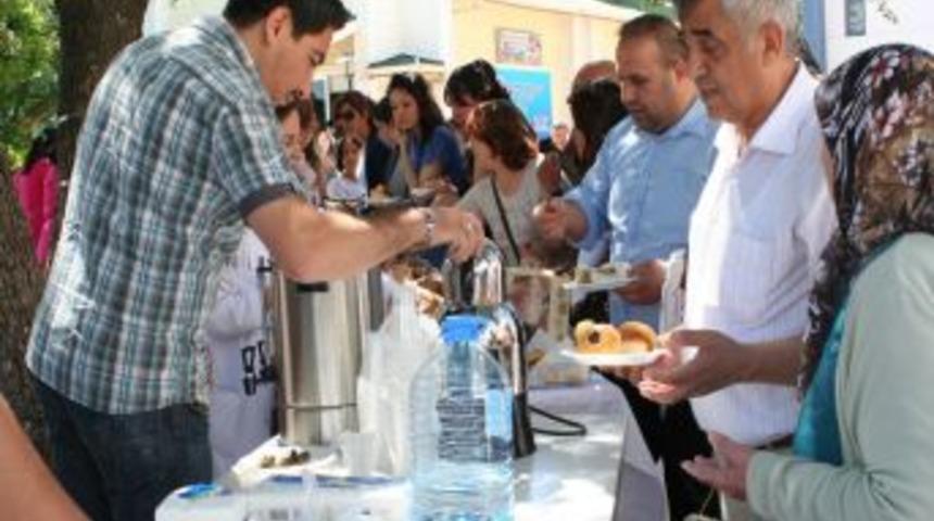 &Ccedil;ocukları Hem Tedavi Ediyorlar Hem De Ihtiya&ccedil;larını Karşılıyorlar