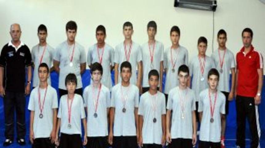 Aliağaspor G&uuml;reş Takımı Sezonu 62 Madalyayla Kapattı