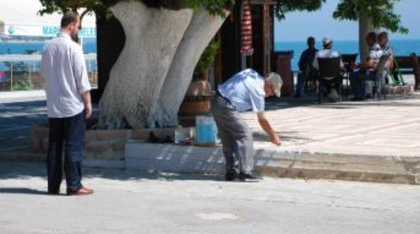 Belediye Başkanı Fır&ccedil;ayı Eline Aldı