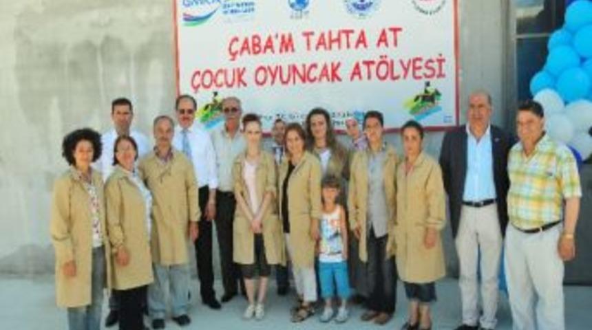 &Ccedil;ocuklar İ&ccedil;in Tahta Oyuncak Yapıyorlar