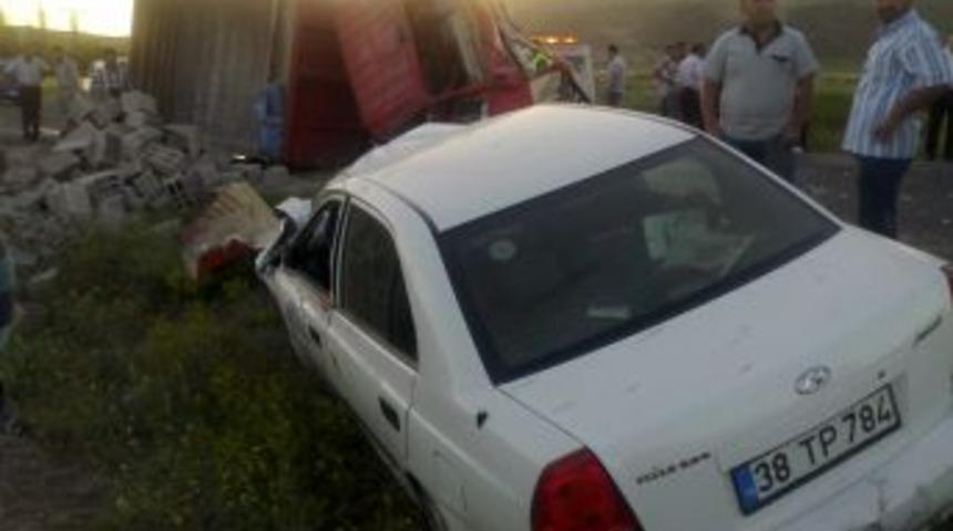 Kamyonla Otomobil &Ccedil;arpıştı: 1 &Ouml;l&uuml;, 4 Yaralı