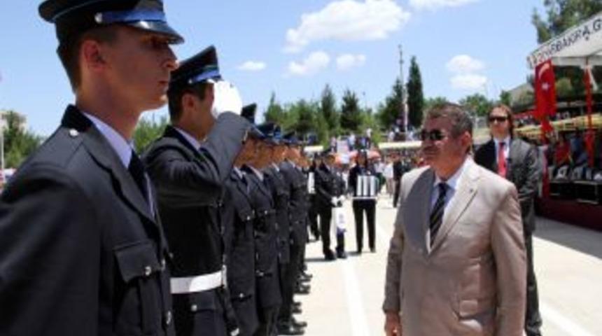 Şahin&rsquo;den Mezun Polislere Nasihat: &Ouml;zg&uuml;rl&uuml;k Ve G&uuml;venlik Dengesini G&ouml;zetin