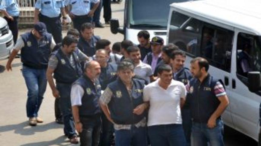 Mersin&rsquo;de Polise Kaleşnikofla Saldıran Şahıs Yakalandı