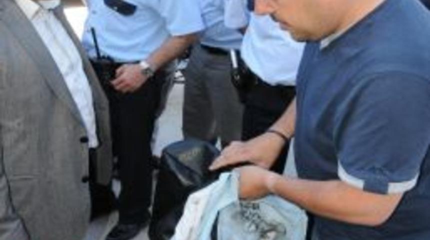 Ş&uuml;pheli &Ccedil;antadan Erkek G&ouml;mleği &Ccedil;ıktı