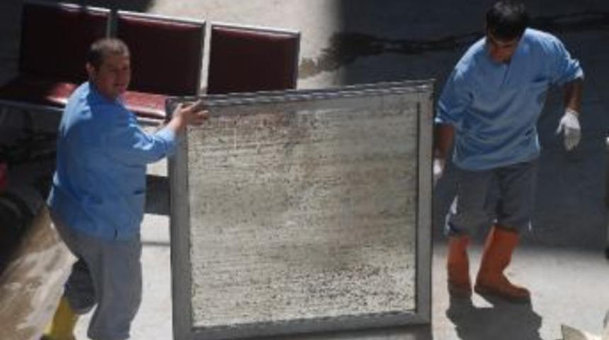 Başbakan Hastaneye El Attı