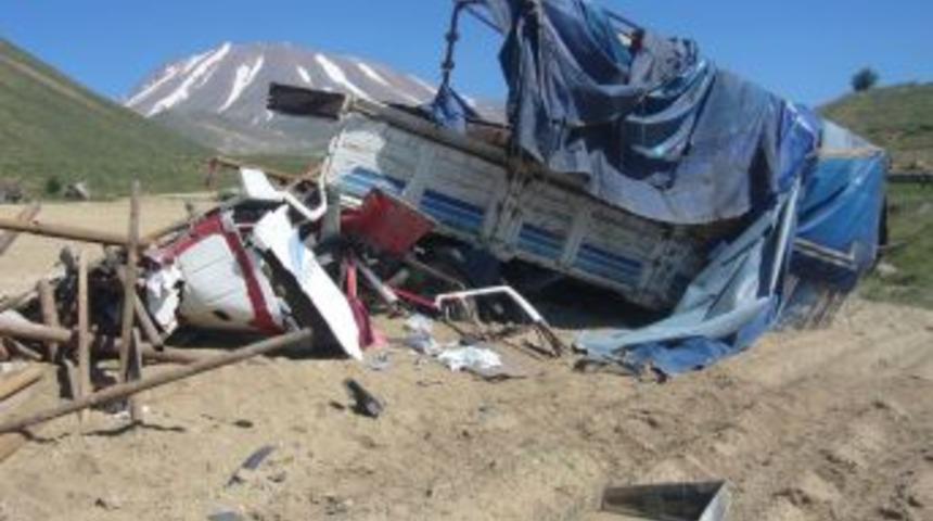 Kamyon Şarampole Yuvarlandı: 3 Kişi Yaralandı