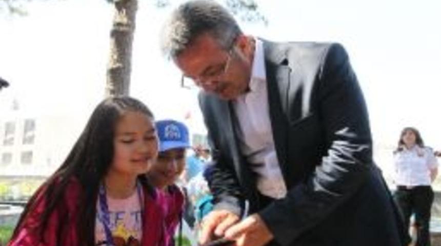 D&uuml;nya &Ccedil;ocukları Gebze&rsquo;de &Ccedil;iceklerle Karşılandı