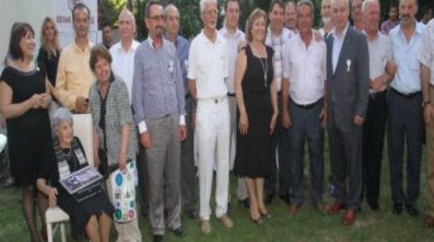 Kadınlardan, Tartan&rsquo;a Beyaz Kurdele&hellip;