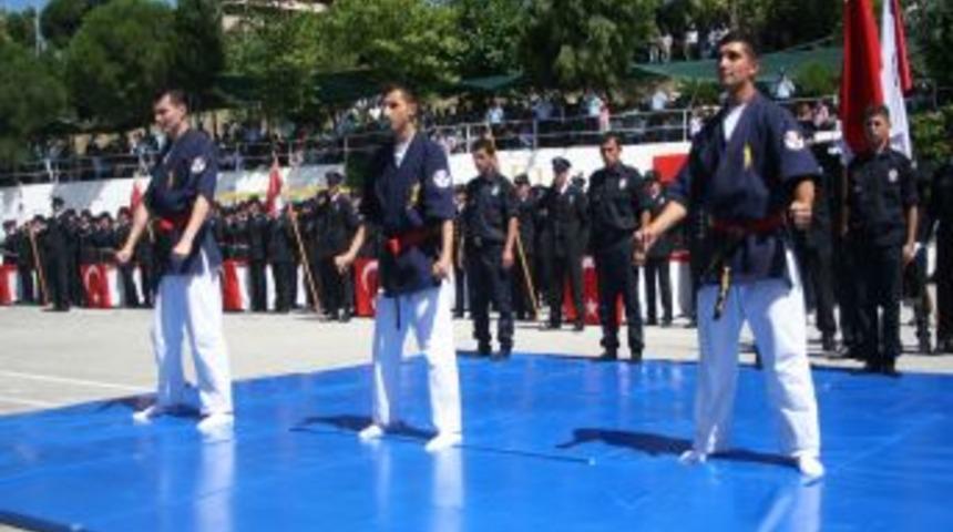 R&uuml;şt&uuml; &Uuml;nsal Polis Meslek Y&uuml;ksekokulu 462 Yeni Polisi Uğurladı