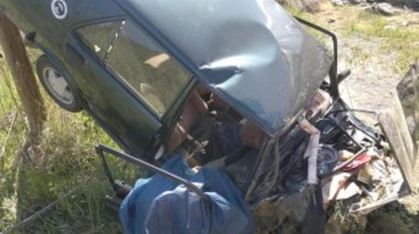 Erzincan'da Trafik Kazası: 1 &Ouml;l&uuml;, 1 Yaralı