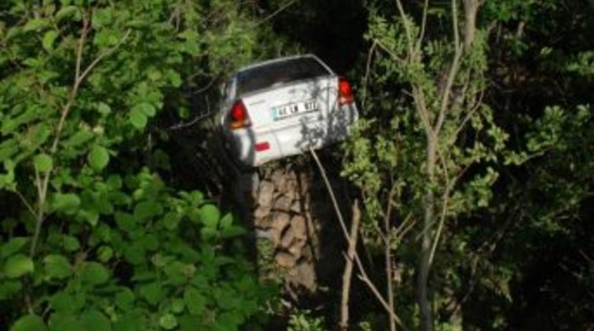 Otomobil Bah&ccedil;eye U&ccedil;tu: 2 Yaralı