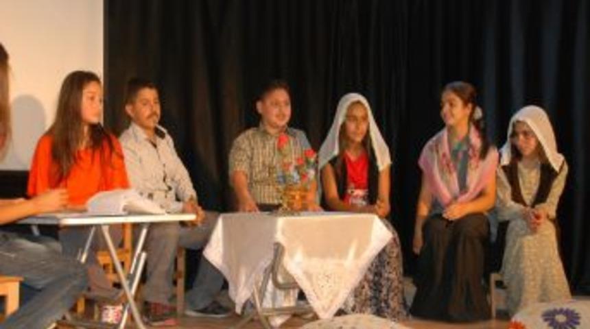 İlk&ouml;ğretim &Ouml;ğrencileri 'Komşu K&ouml;y&uuml;n Delisi'ni Oynadı