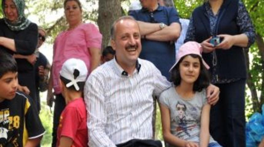 Başkan Akg&uuml;l, Kimsesiz &Ccedil;ocukları Bahar Şenlikleri&rsquo;nde Yalnız Bırakmadı