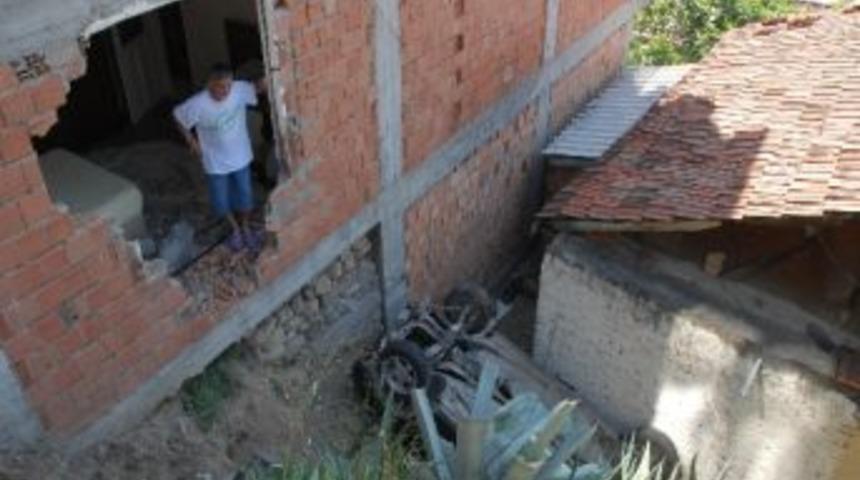 Şarampole Yuvarlanan Otomobil Evin Duvarını Yıktı: 4 Yaralı