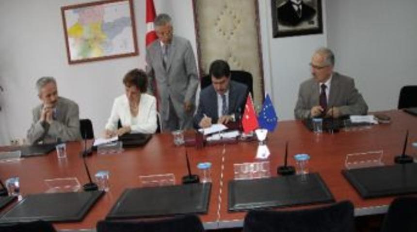 &Uuml;niversite İle Milli Eğitim M&uuml;d&uuml;rl&uuml;ğ&uuml; Arasında Bilimsel İşbirliği Protokol&uuml; İmzalandı