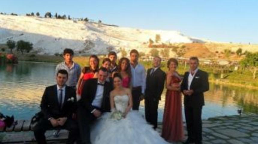 İşten &Ccedil;ıkarılan &Ccedil;ift, Herşeye Rağmen Nikah G&uuml;n&uuml;n&uuml; Değiştirmedi