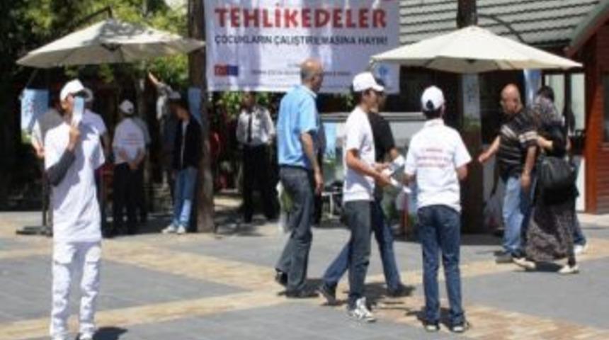 &Ccedil;ocuklar &Ccedil;ocuk İş&ccedil;iğili İle M&uuml;cadele İ&ccedil;in Broş&uuml;r Dağıttı