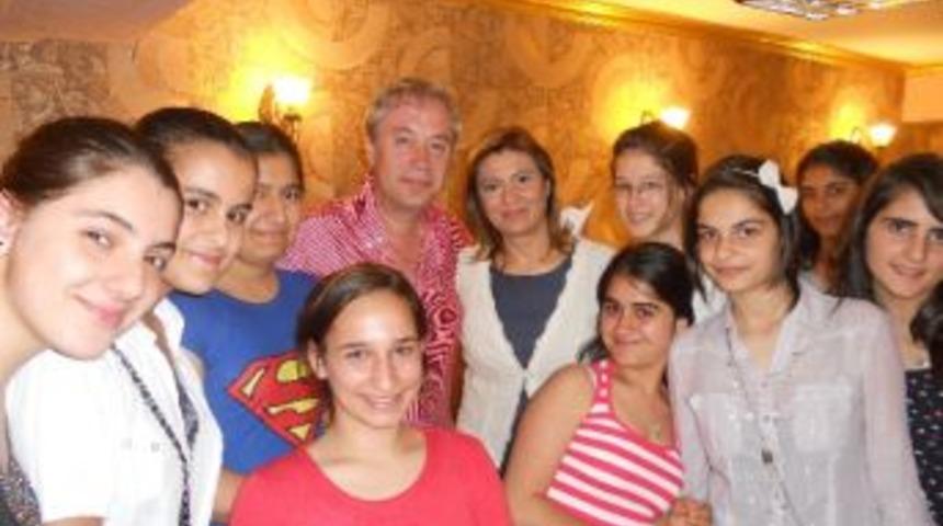 Asi&rsquo;nin Kızları Metin Uca&rsquo;yla Birlikte