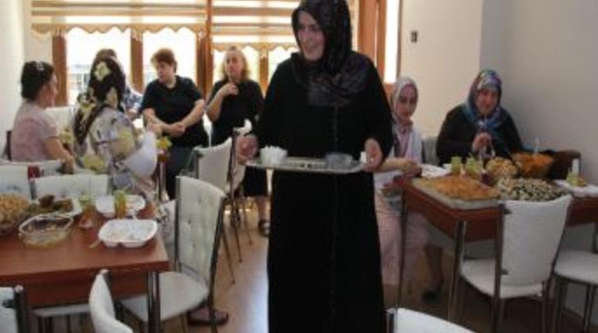 Bu Lokantaya Sadece Bayanlar Girebilir