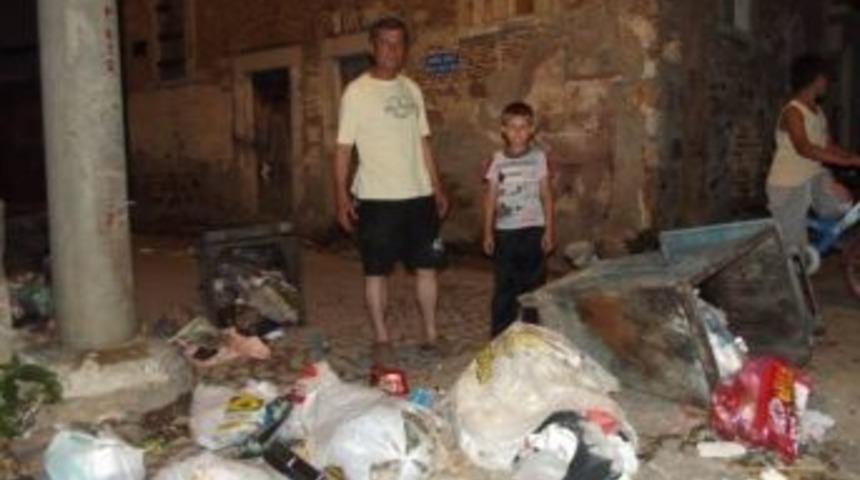 &Ccedil;&ouml;pleri Sokağa D&ouml;kerek Tepki G&ouml;sterdi