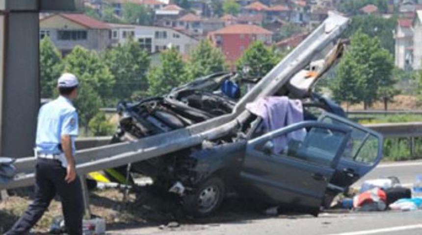 Otomobil bariyerlere saplandı