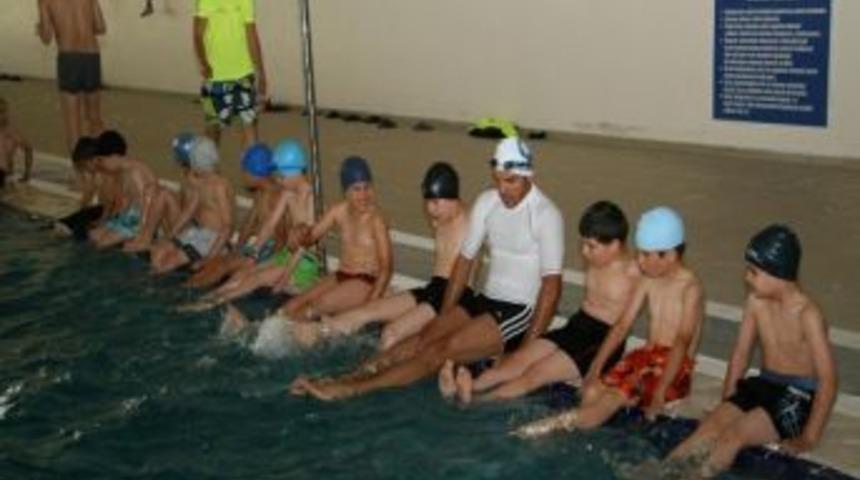 Adapazarı Belediyesi Y&uuml;zme Kursu Start Aldı