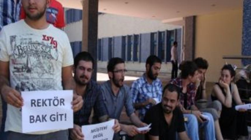 &Ouml;ğrencilerden &lsquo;rekt&ouml;r Bak Git&rsquo;li Protesto