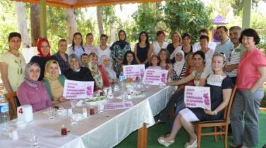 AK Parti'li Kadınlar &lsquo;şiddete hayır&rsquo; dedi