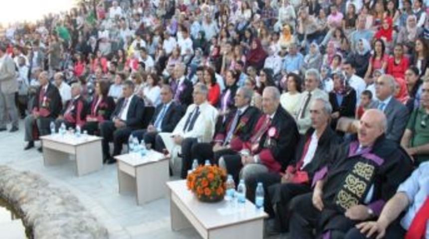 F&uuml; İnsani Ve Sosyal Bilimler Fak&uuml;ltesi'nde Mezuniyet T&ouml;reni