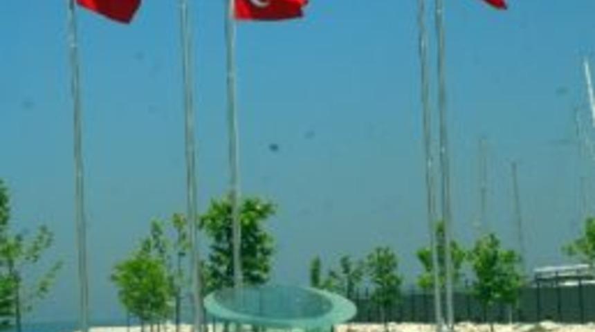 Şehitliğin Bayrağını &Ccedil;aldılar