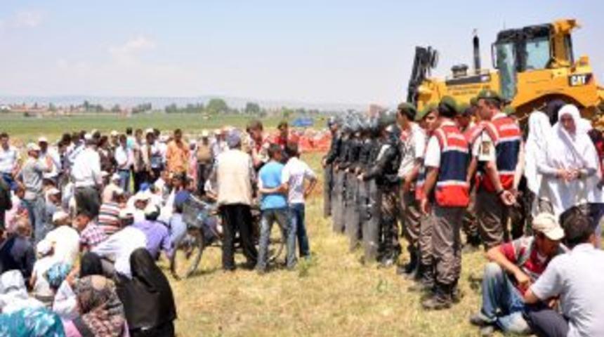 Belde Sakinleri, Dozerin &Ouml;n&uuml;ne Atlayıp Yol &Ccedil;alışmasını Durdurdu