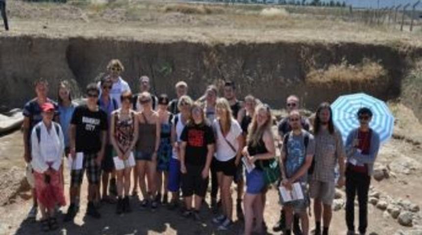 Avrupalı Gen&ccedil; Arkeologlar Yeşilova H&ouml;y&uuml;ğ&uuml;&rsquo;nde