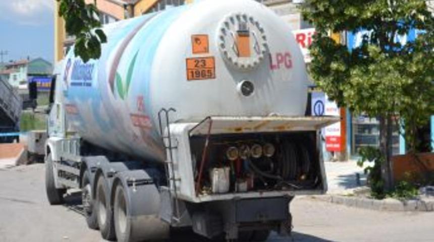 LPG Y&uuml;kl&uuml; Tankerin Kamyona &Ccedil;arpması Korkuttu
