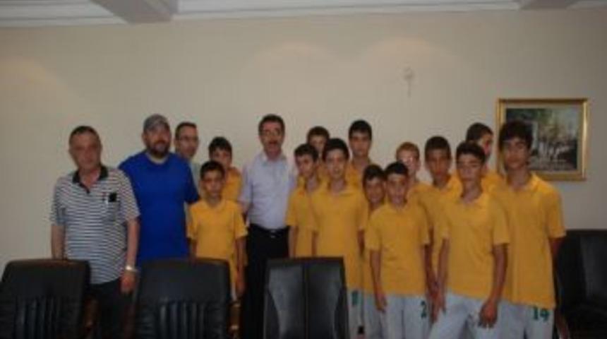 Futbolculardan Başkana Ziyaret