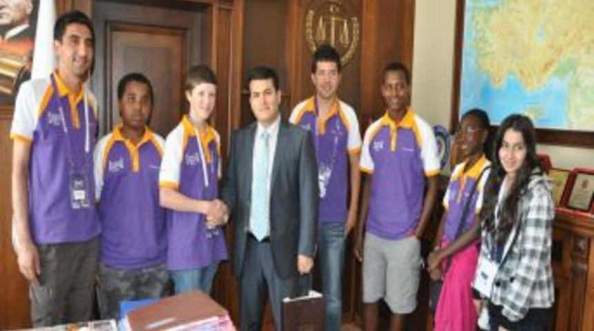 Başsavcı, Olimpiyat &Ccedil;ocuklarına Oltu Taşı Tespihi Hediye Etti