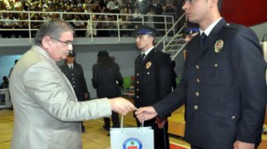 Bakan Şahin'den Gen&ccedil; Polislere: Cumhuriyetin Emanet&ccedil;ileri Olduğunuzu Unutmayın