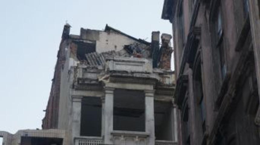 Beyoğlu&rsquo;nda &Uuml;st Katı &Ccedil;&ouml;ken Binada Kimsenin Olmaması B&uuml;y&uuml;k Bir Faciayı &Ouml;nledi
