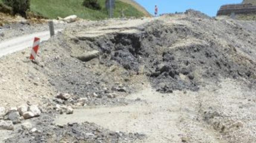 Gezbel Yolundaki Heyelan D&uuml;ş&uuml;nd&uuml;r&uuml;yor