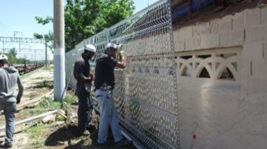 Muratlı&rsquo;da Tren Yoluna Tel &Ccedil;it &Ccedil;ekiliyor