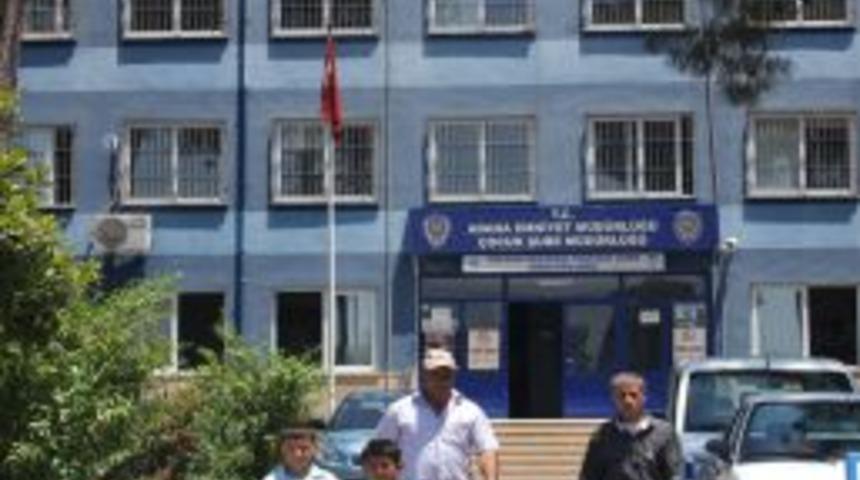 &Ccedil;ocukları K&ouml;pekle Korkutup, Buzdolabına Kapatmış