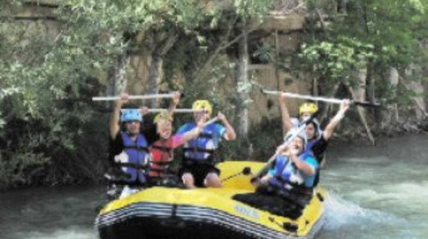 Japon misafirlerin rafting heyecanı