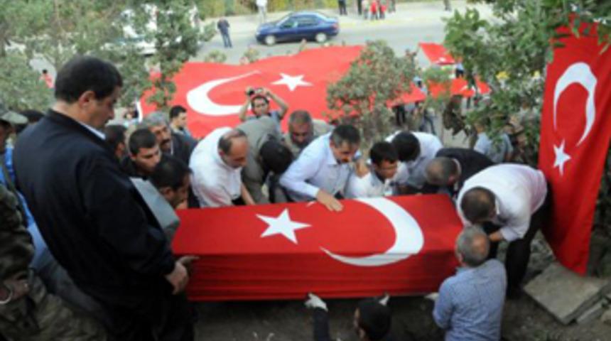 Şehit korucunun cenazesinde dev T&uuml;rk bayrağı